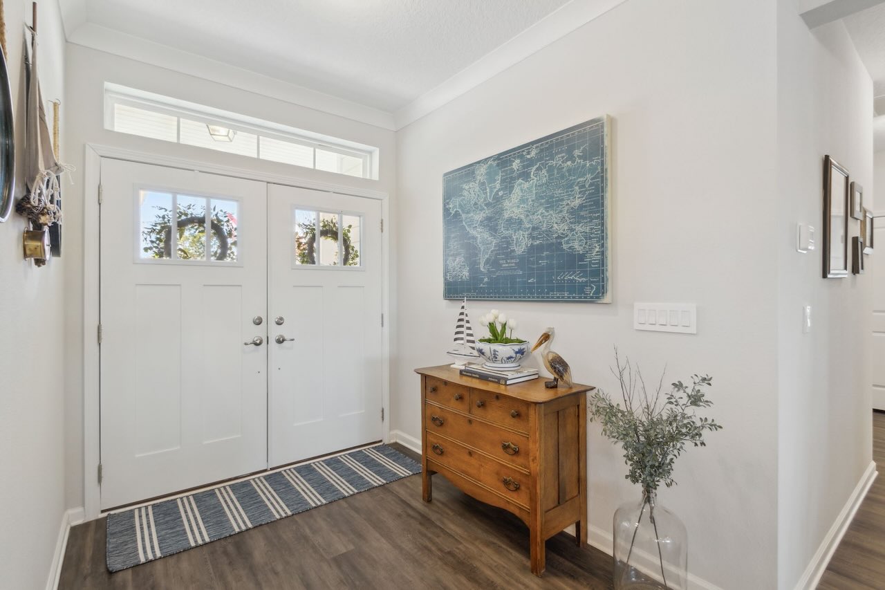 Neutral paint creates a clean, bright look in this Fernandina Beach Florida home. 